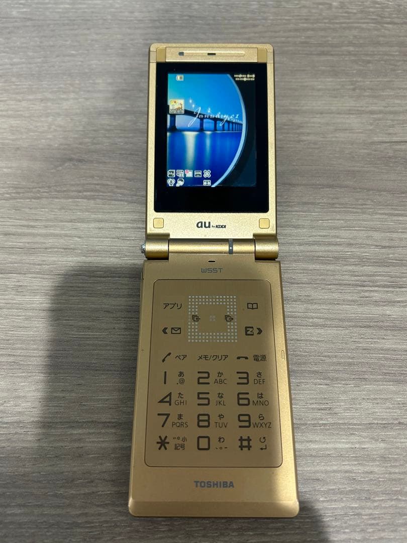 【呪術廻戦 五条悟モデル】TOSHIBA W55T ゴールド 折りたたみガラケー