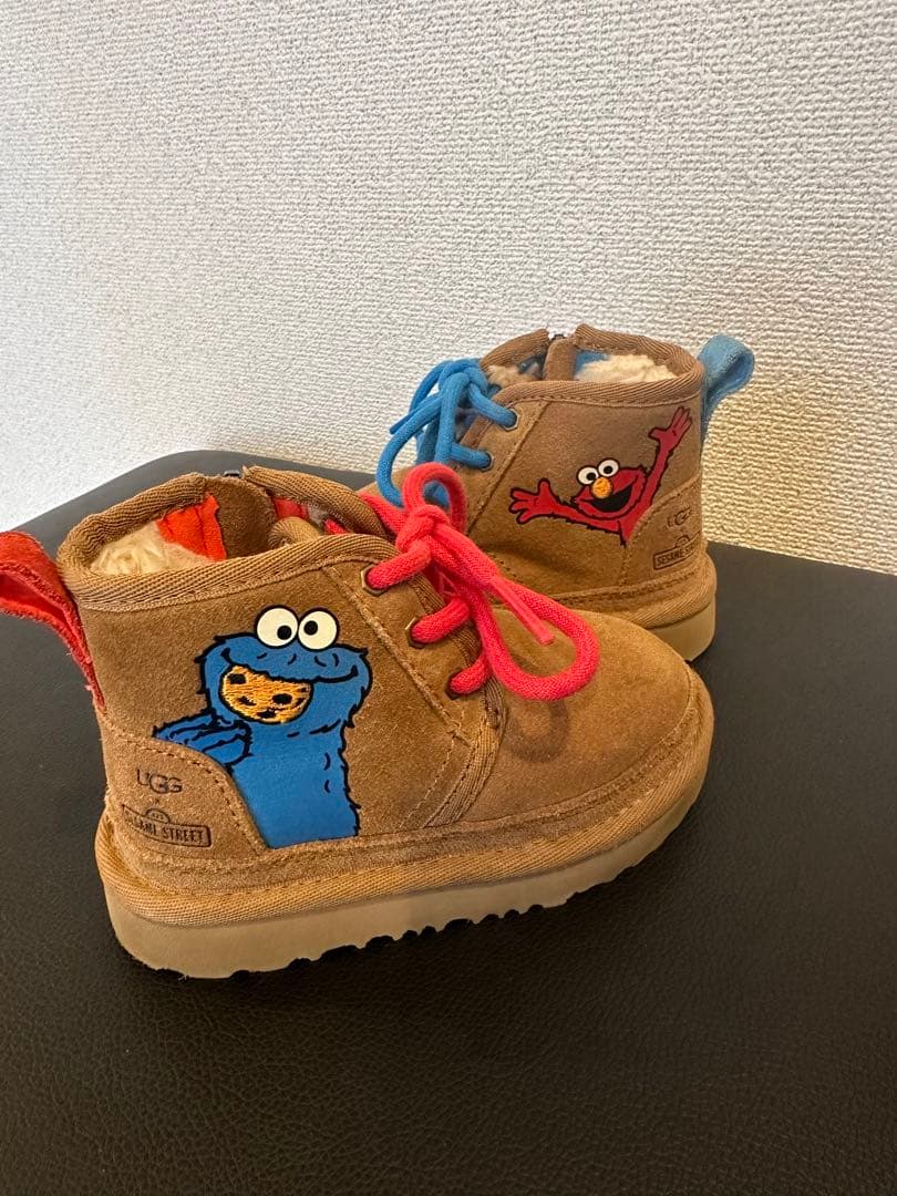 UGGキッズムートン14.5cm/チェスナット/限定セサミストリートコラボブーツ