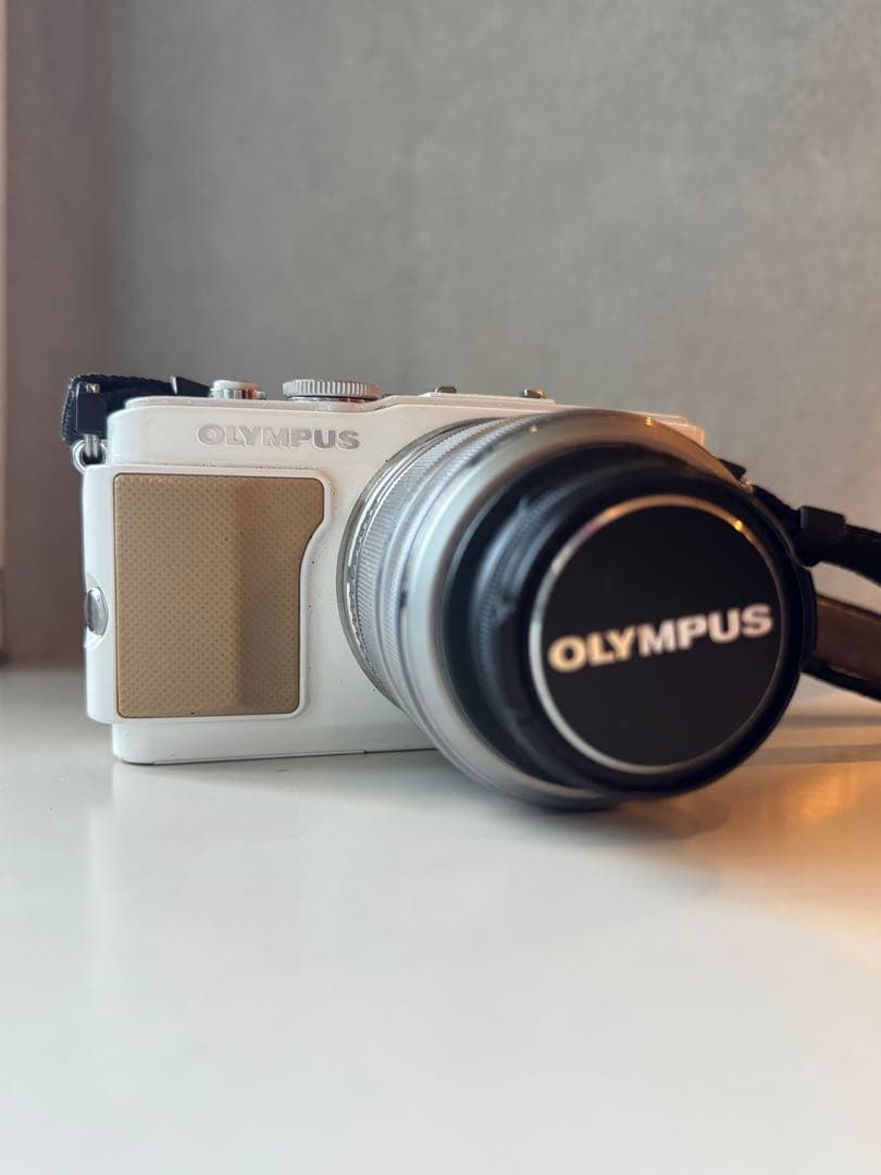 【単焦点レンズ付き】 OLYMPUS PEN Lite E-PL5ホワイト