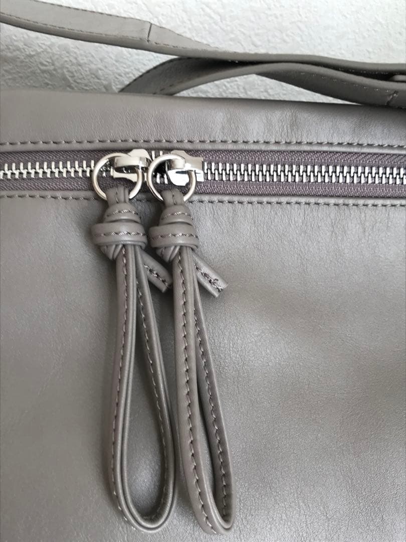 BEARDSLEYレザーボディバッグ