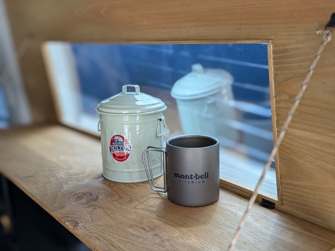 ハイエース　200系　ウインドウパネル　両側　窓埋めパネル　キャンプ　車中泊