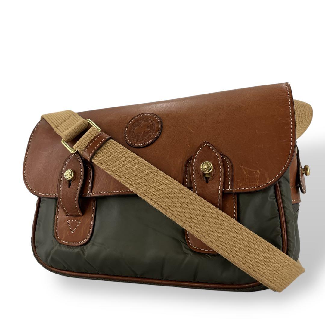 ハンティングワールド　ショルダーバッグ　メッセンジャーバッグ　バチューサー　ロゴ