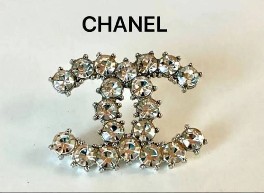 ぴよぴな！CHANEL クリスタルロゴブローチ