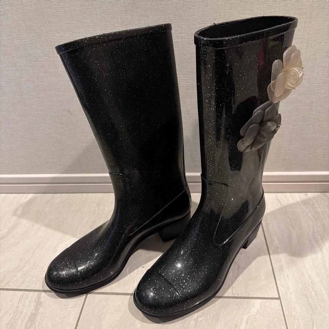 CHANEL ブラックラメ レインブーツ カメリア