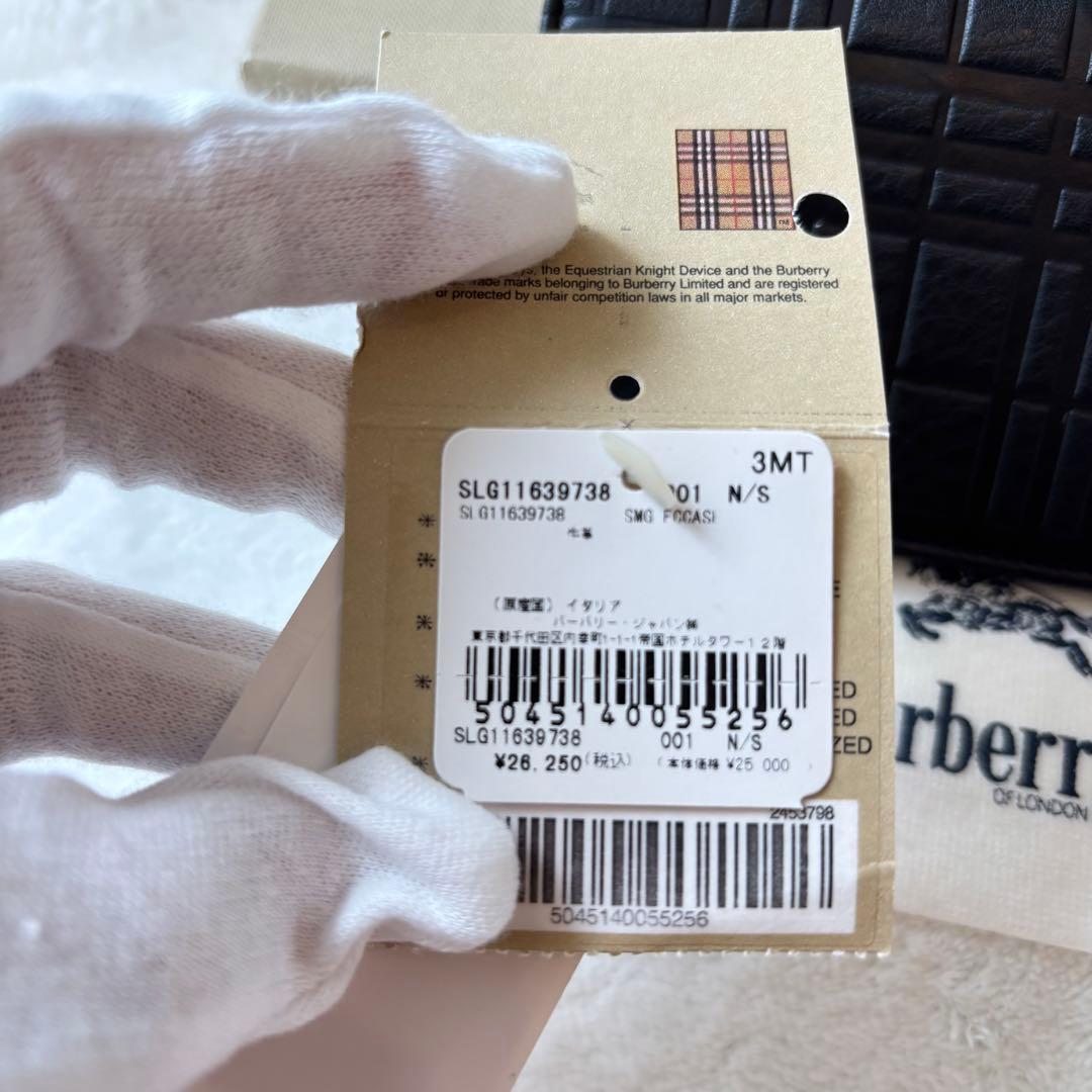 Burberry バーバリー　ブラック　パスポート　エンボスチェック　名刺入れ