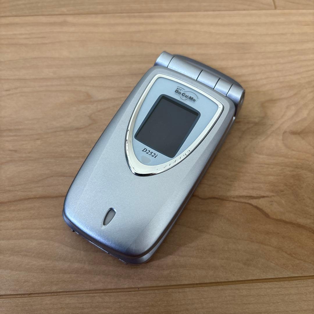 D252i NTT docomo 折りたたみ式 携帯電話