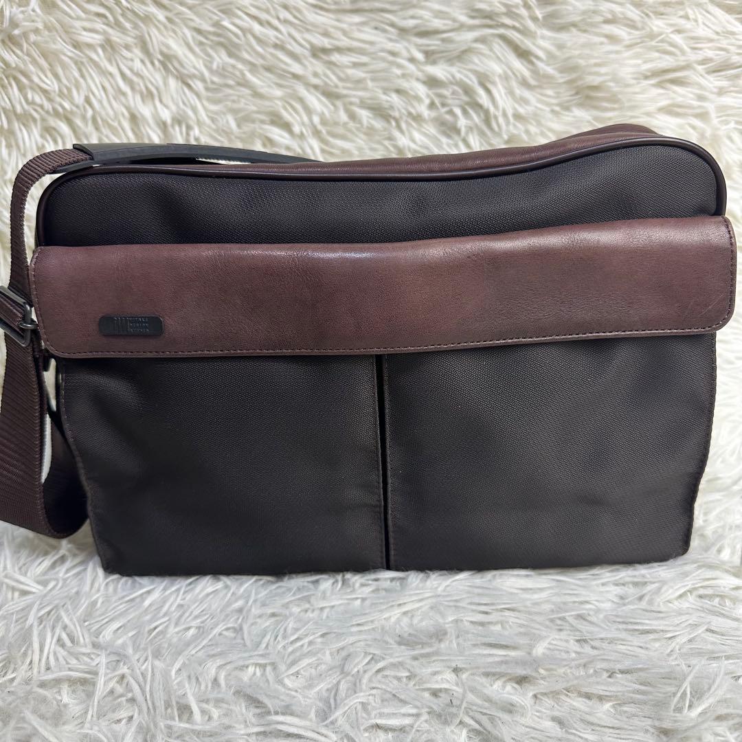 極美品 イッセイミヤケ メッセンジャーバッグ カメラバッグ ナイロン レザー