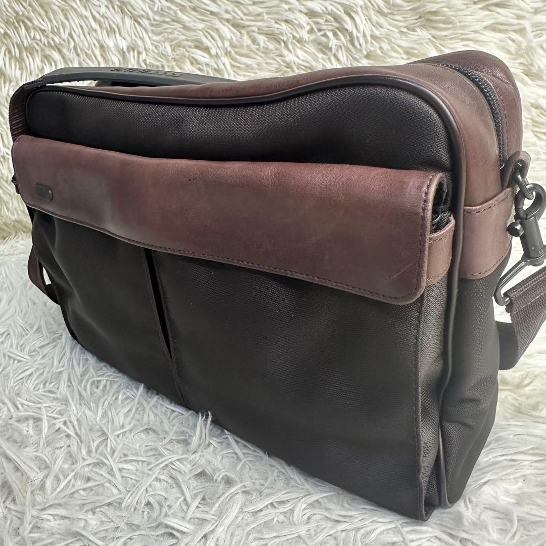 極美品 イッセイミヤケ メッセンジャーバッグ カメラバッグ ナイロン レザー