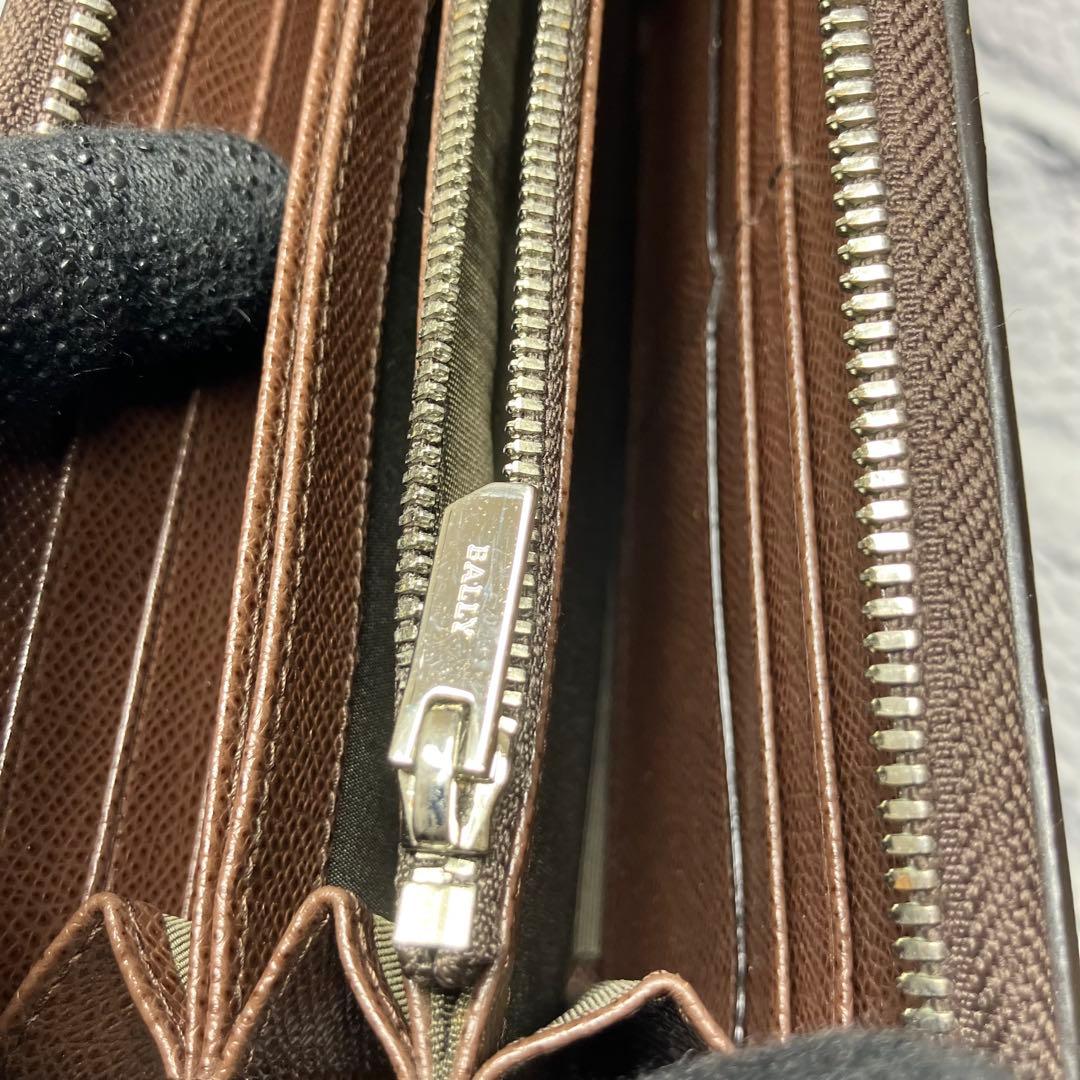 美品✨バリー トレインスポッティング シボ革 ロゴ金具 ラウンドジップ 長財布