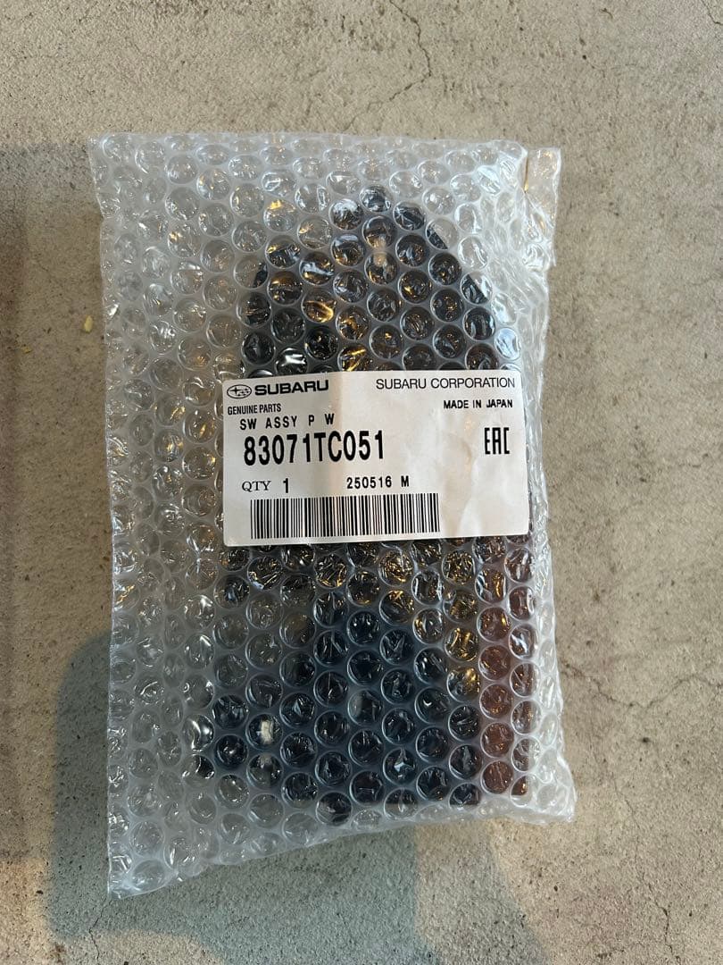 SUBARU サンバー　パワーウィンドウスイッチ 83071TC051
