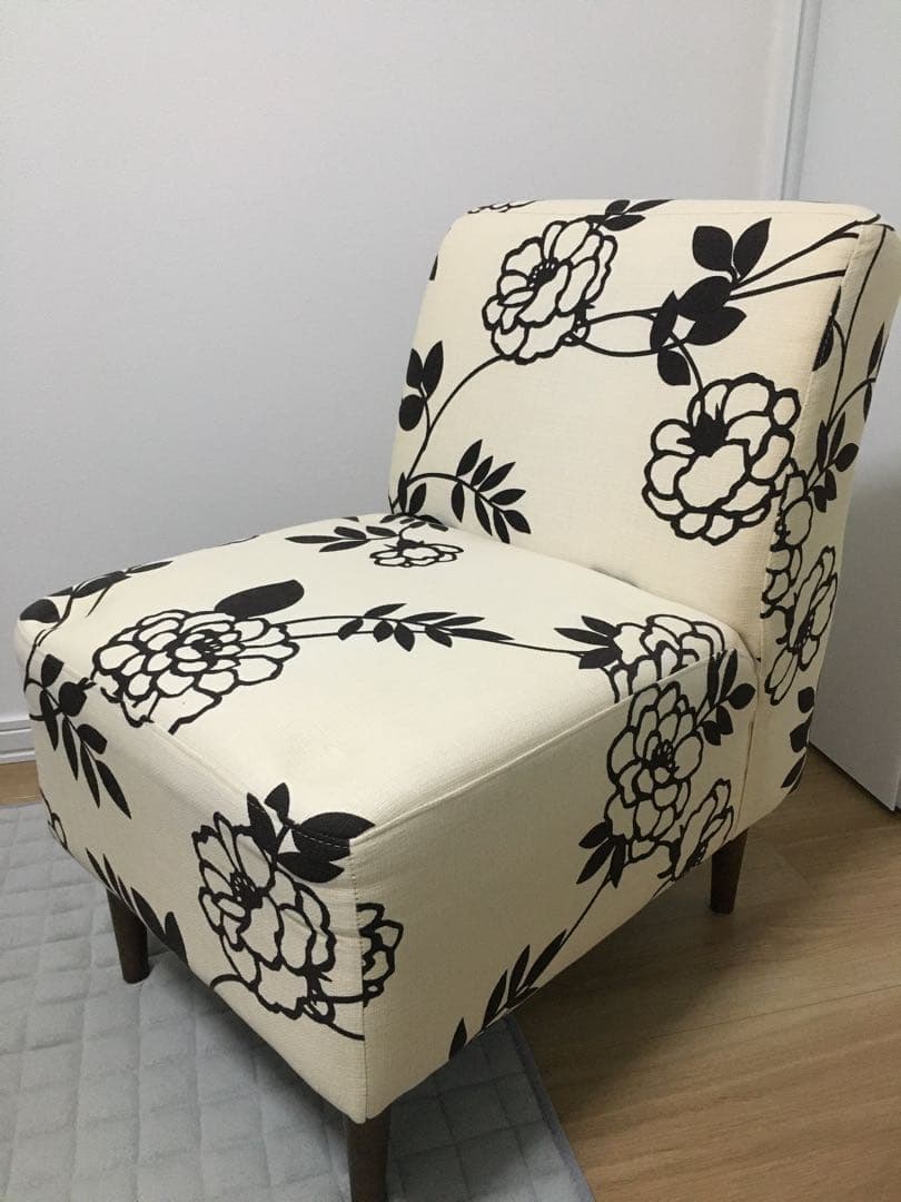 残り一点のみ　ソファ　1人掛け　花柄　ホワイト　ブラック