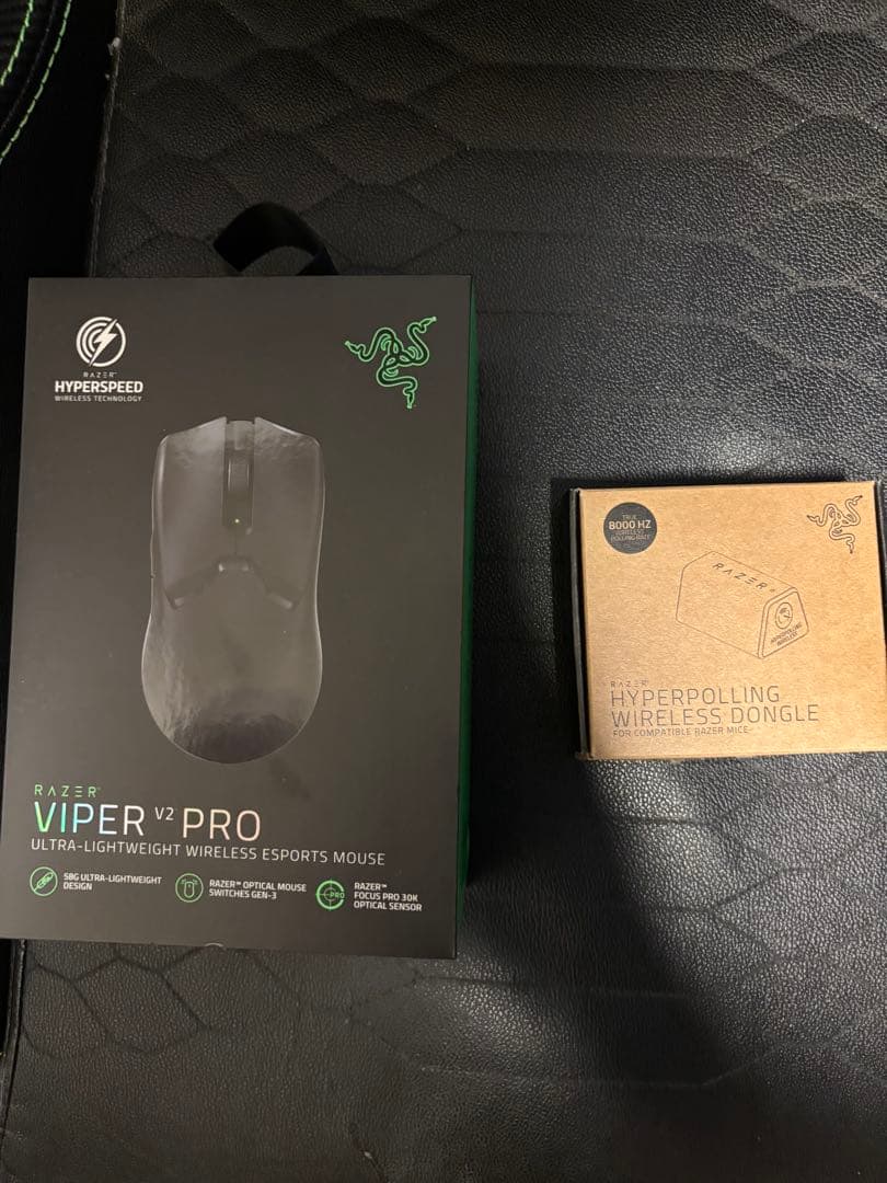 Razer Viper V2 Pro 本体とドングル