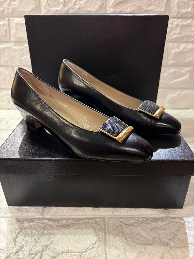 #サルバトーレフェラガモレザー ブラック パンプス 金具付きリボン#23cm