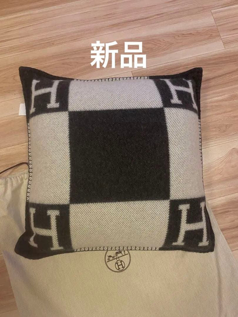 新品　エルメス　クッション 《アヴァロン》 PM 黒　H hermes