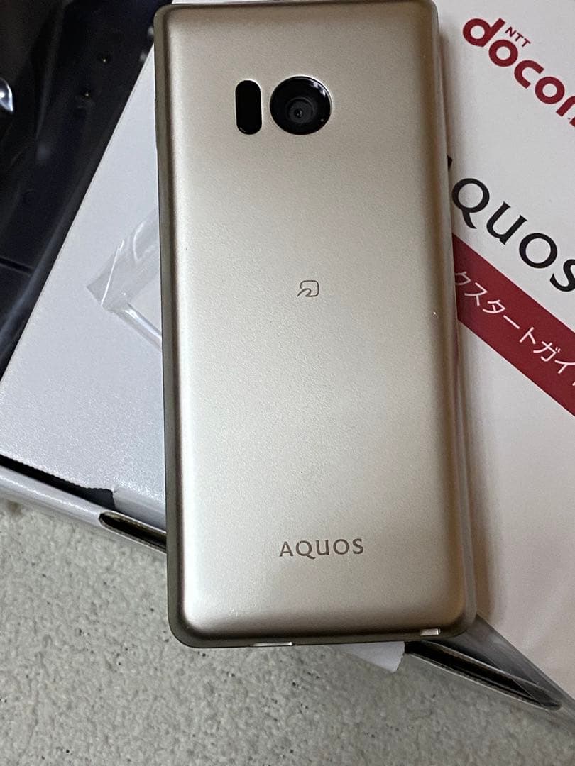 b*8様 ドコモAQUOS SH-02L シルバー本体　ガラホ　箱卓上ホルダ付