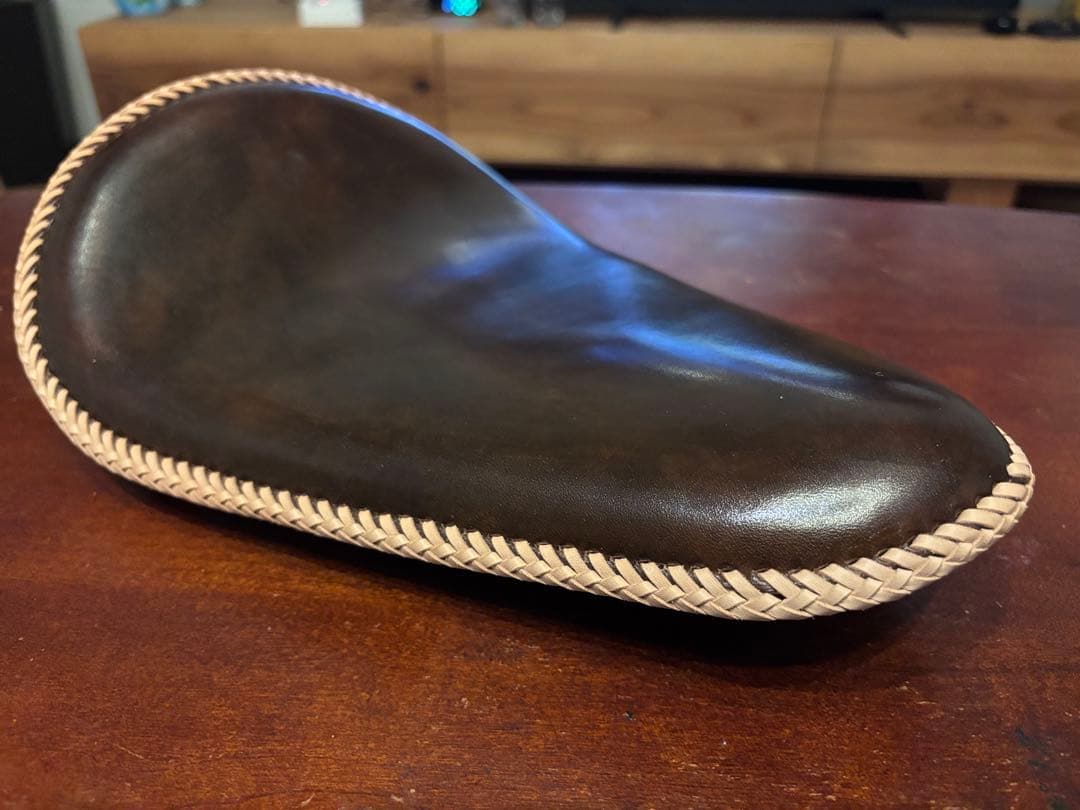 本革 レザーソロシート ダークブラウン 編み込み