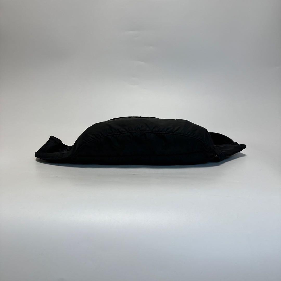 k52【美品】プラダ　三角ロゴ　ナイロンブラック　ウエストポーチボディバッグ.