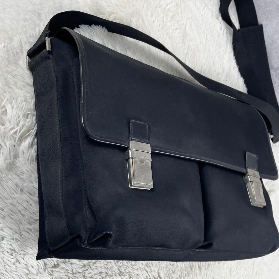 美品 GUCCI キャンバス メッセンジャー 黒 フラップ ロゴ型押し