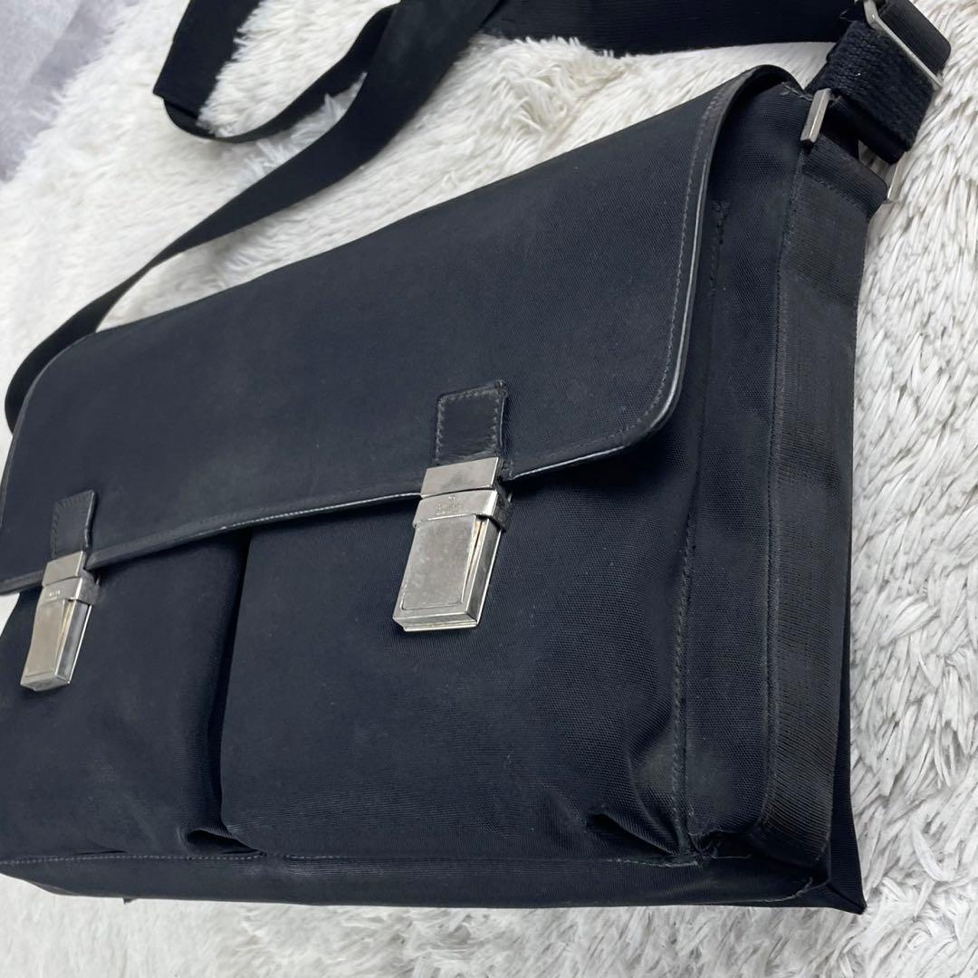 美品 GUCCI キャンバス メッセンジャー 黒 フラップ ロゴ型押し