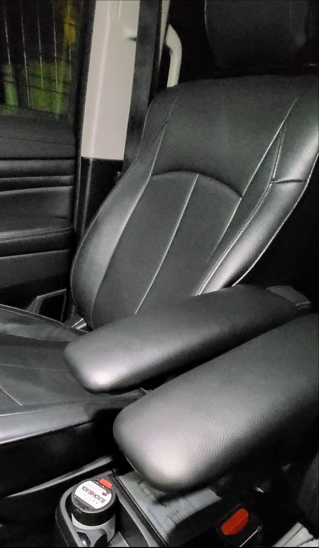 デリカD5 レザー　アームレスト　左右セット　肘掛け　肘置き