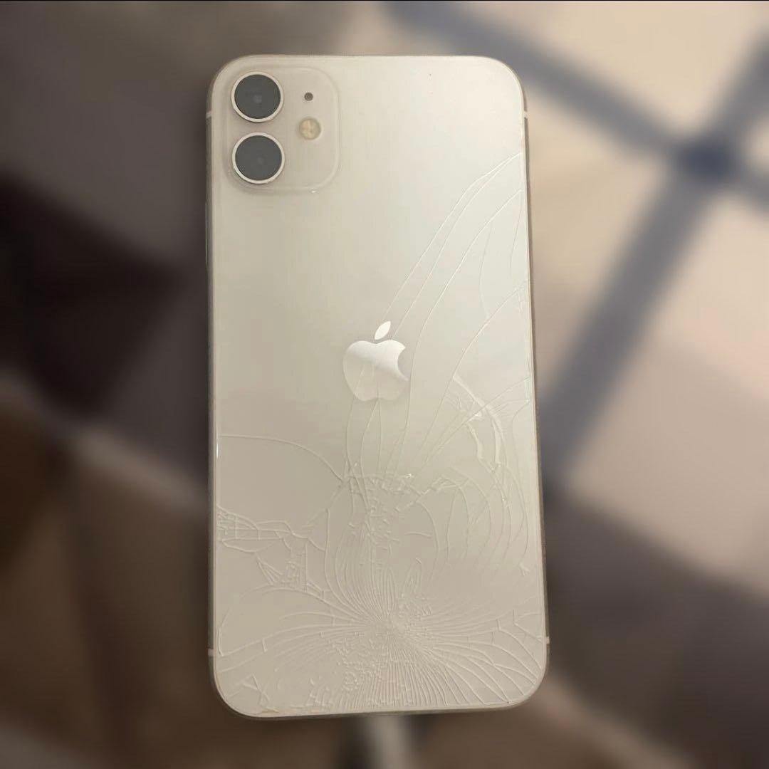 猫*様 Apple iPhone 11 ホワイト 本体 背面ひび割れあり