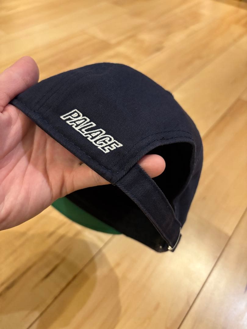 palace skateboardersのネイビーのキャップ