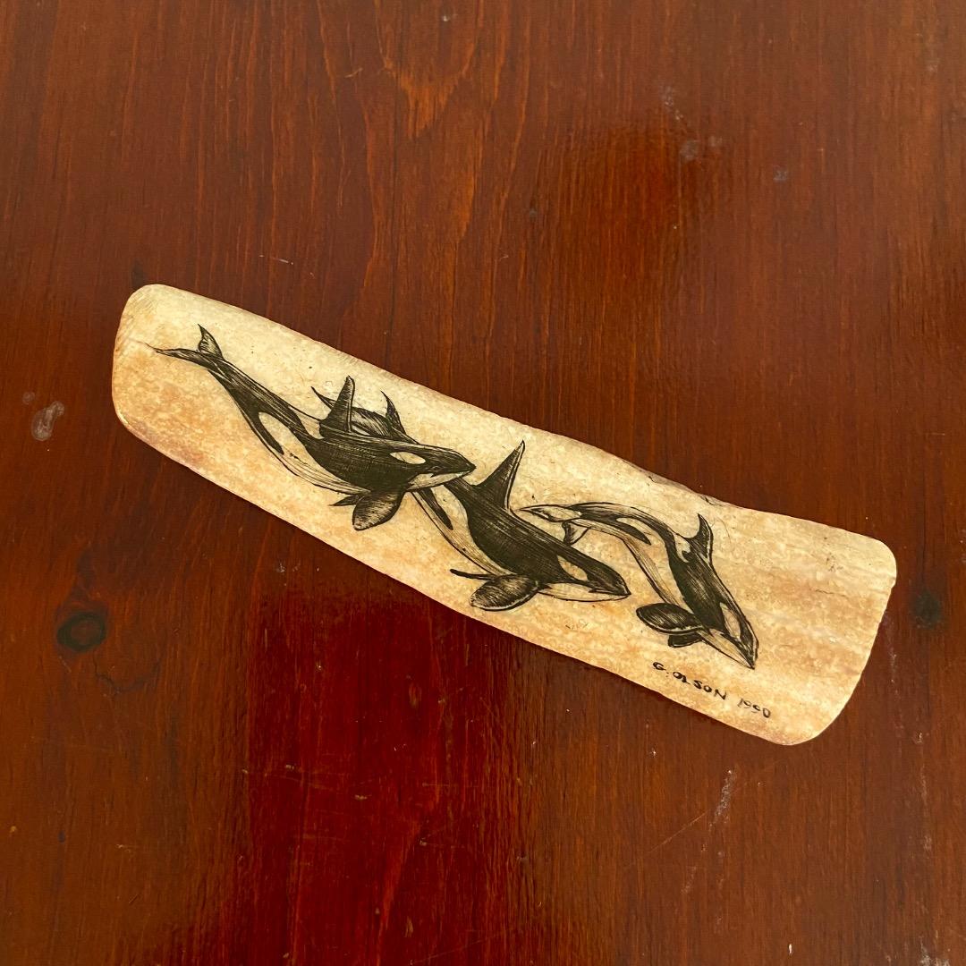 ケンタ、イヌイット民芸品、セイウチ牙の置物、シャチ図案