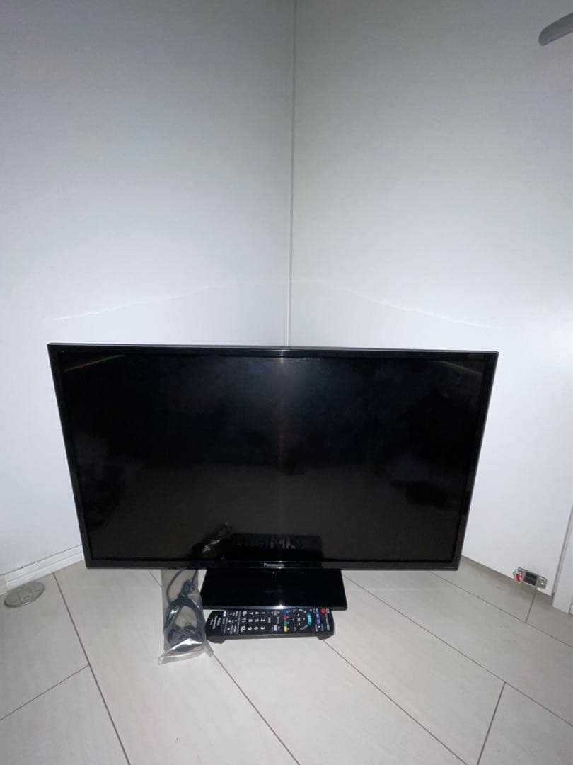 送料無料　Panasonic TH-32F300 32インチテレビ