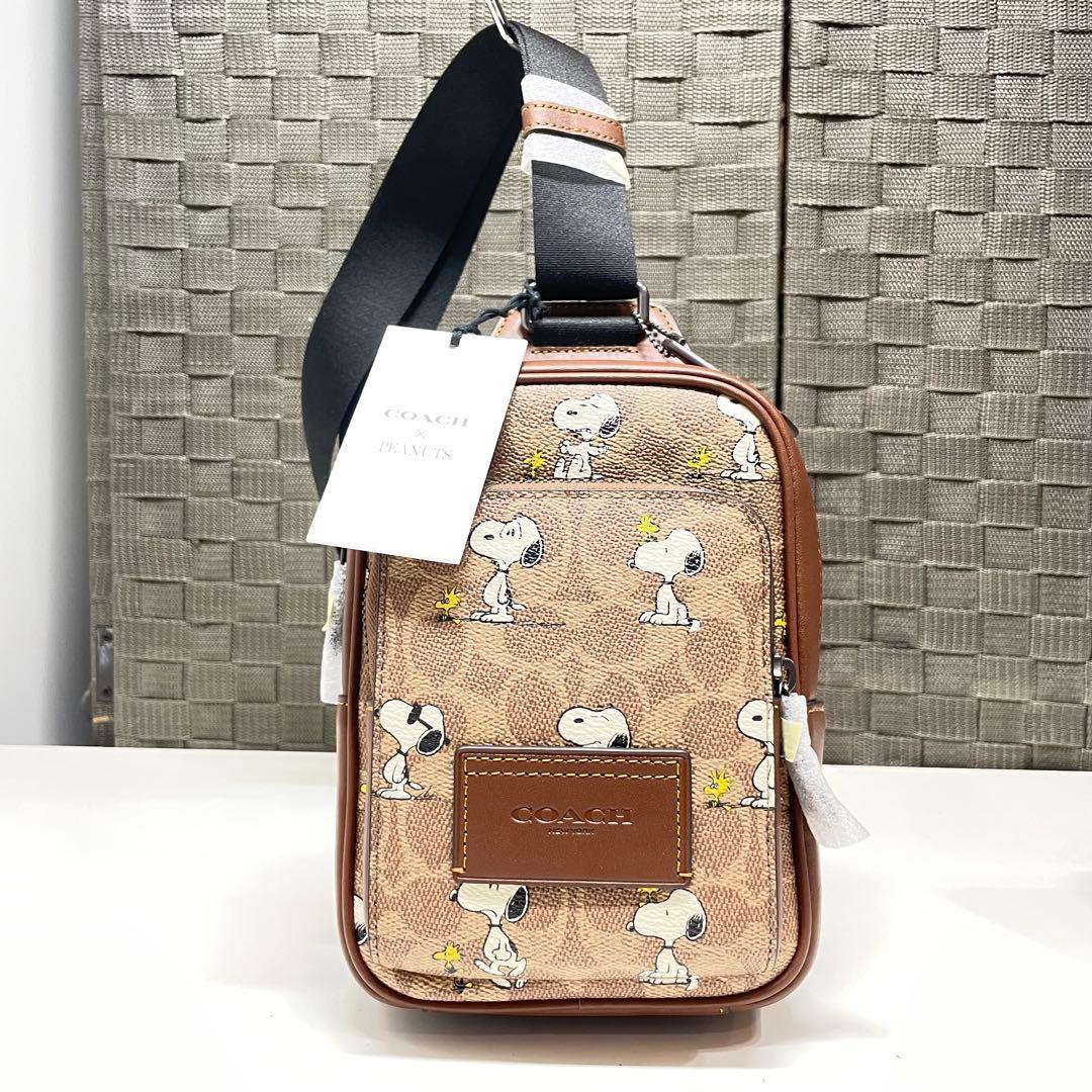 M*)様 新品　COACH スヌーピー ボディバッグ