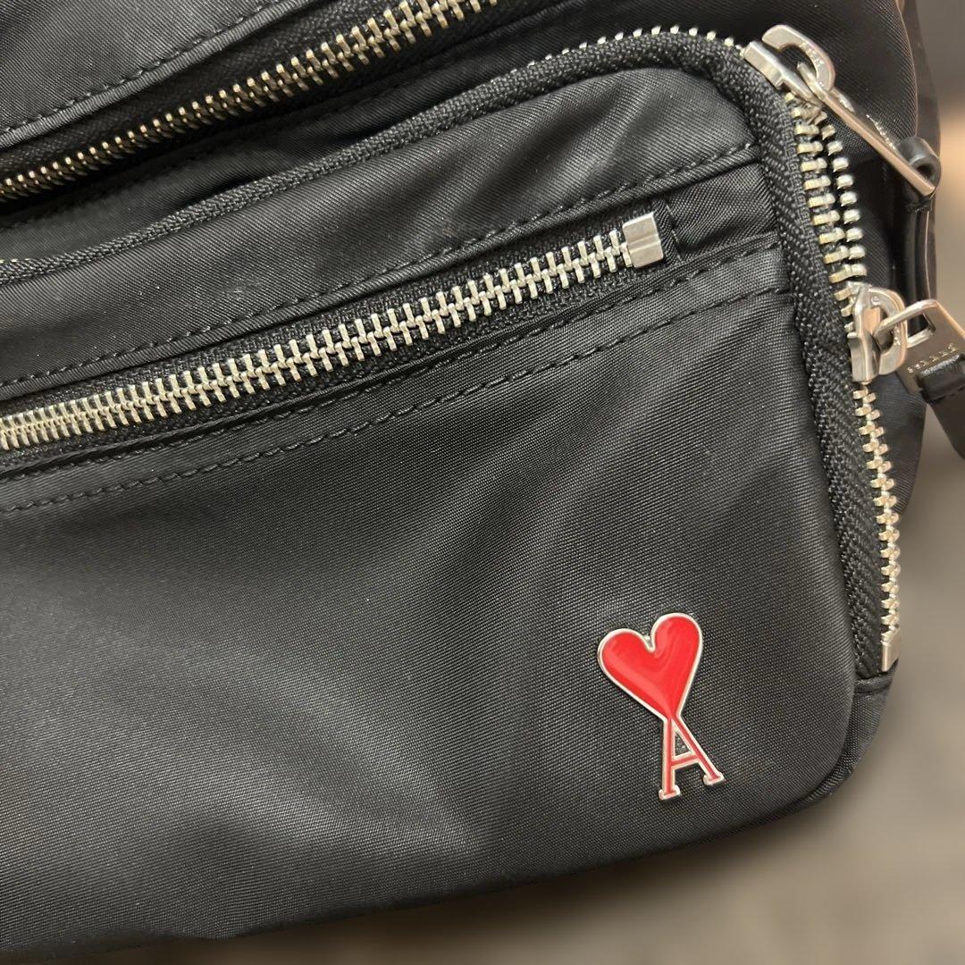ami parisショルダー黒いナイロンボディバッグ ハートロゴ付き
