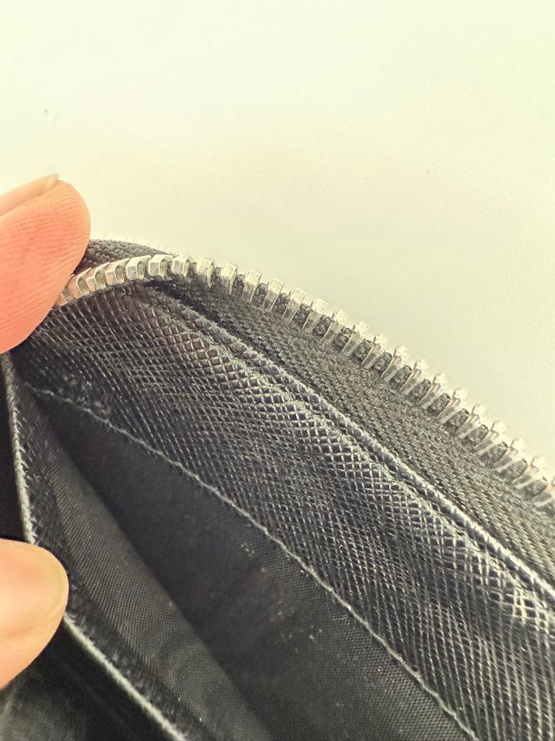 プラダ　サフィアーノ　レザー　ラウンドファスナー　長財布