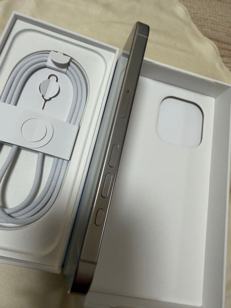 綺麗　iPhone 16Pro 256GB ホワイトバッテリー99%SIMフリー