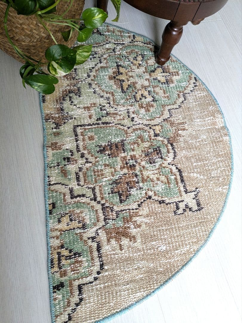 45×75 ベージュ×パステルグリーン　ハーフラウンドトルコヴィンテージラグ