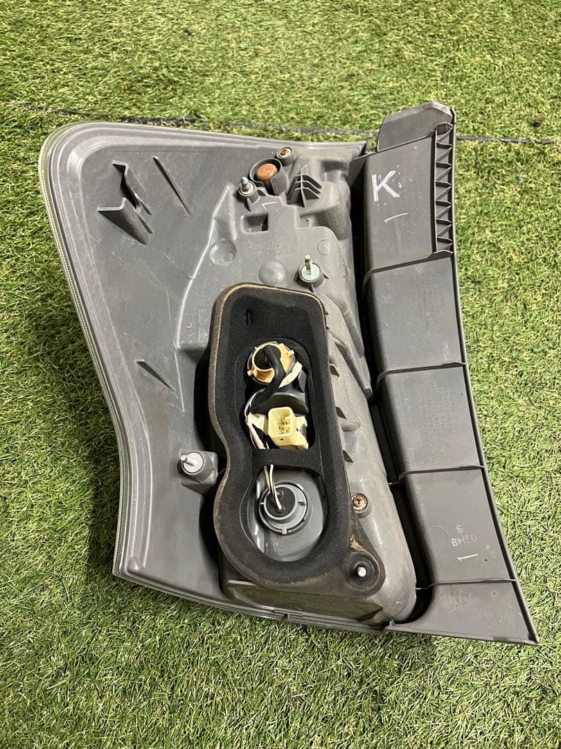 プリウスa テールランプ　右