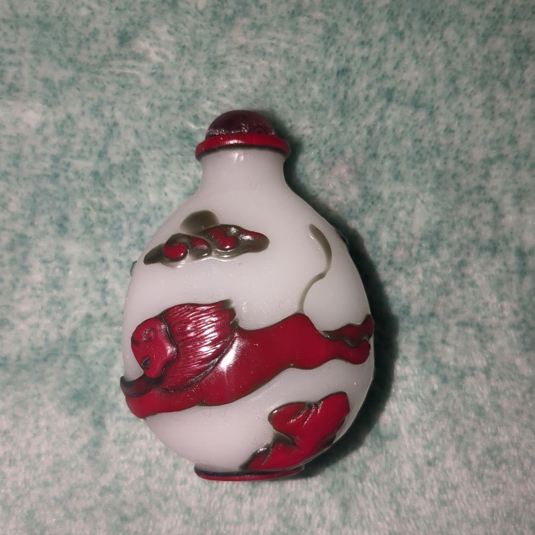 鼻煙壺　二色被せ（多色套料）獅子