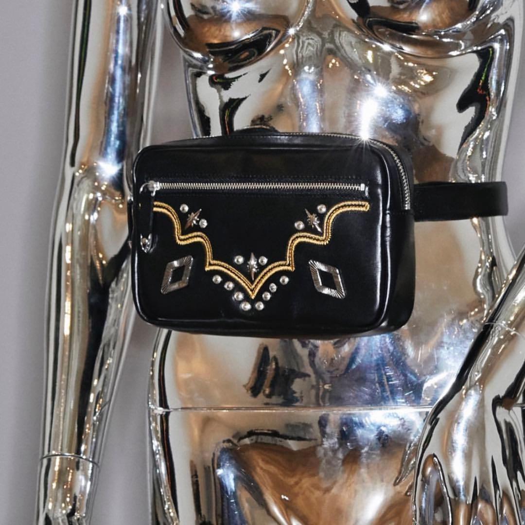 TOGA PULLA スタッズ刺繍ベルトバッグ 黒