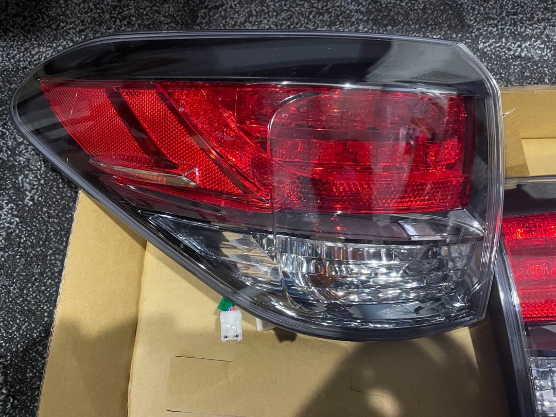 10系レクサス450h純正テールランプ/部品取り用・中古