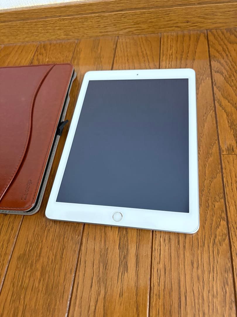 （ぴー様用）iPad 第5世代 シルバー WIFI 32GB ケース付き