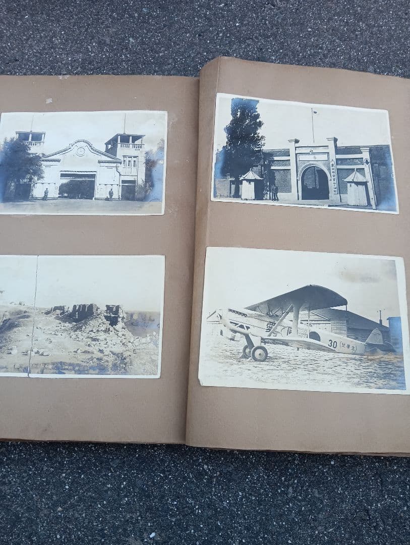 満州の古い写真８１枚、新聞の切抜２８枚が、貼り付け、建築　死体、自動車、戦闘機