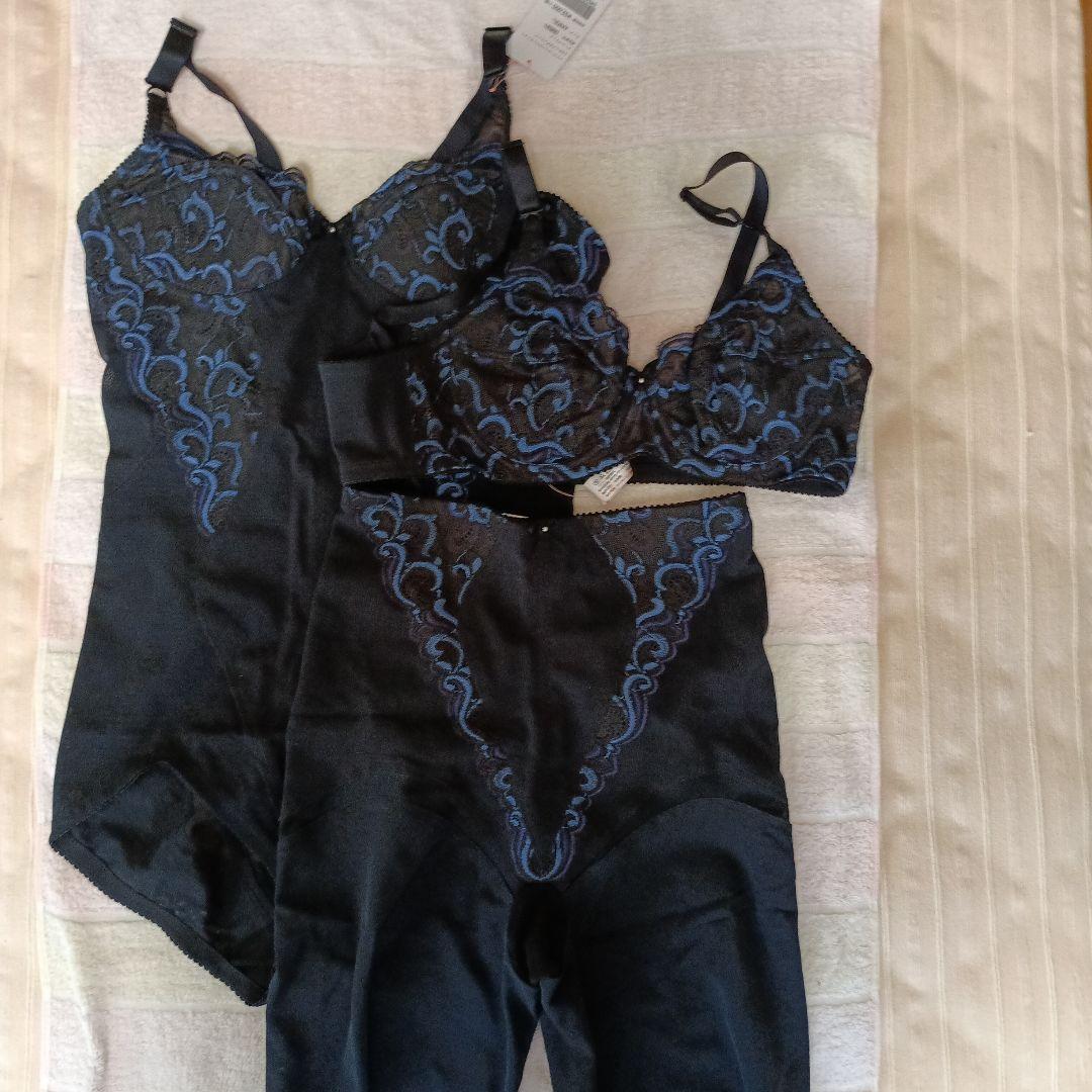レース付きボディスーツ 黒と青刺繍