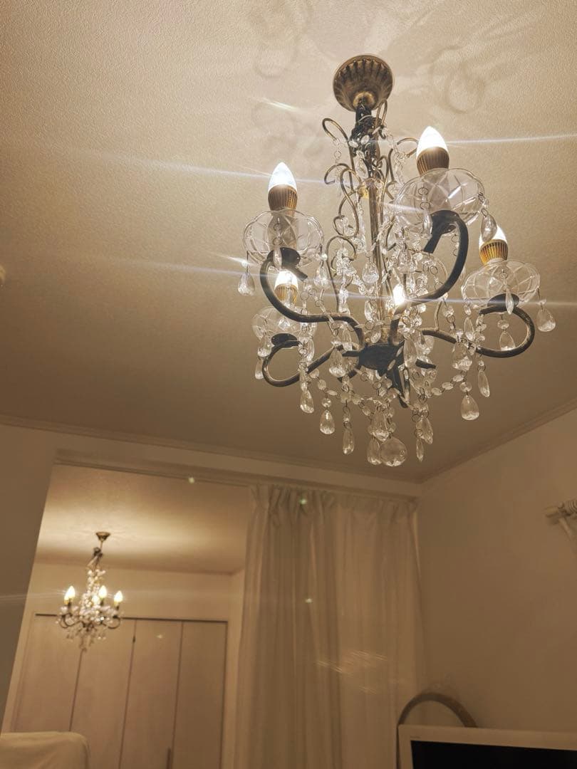 クリスタル装飾の4灯シャンデリア