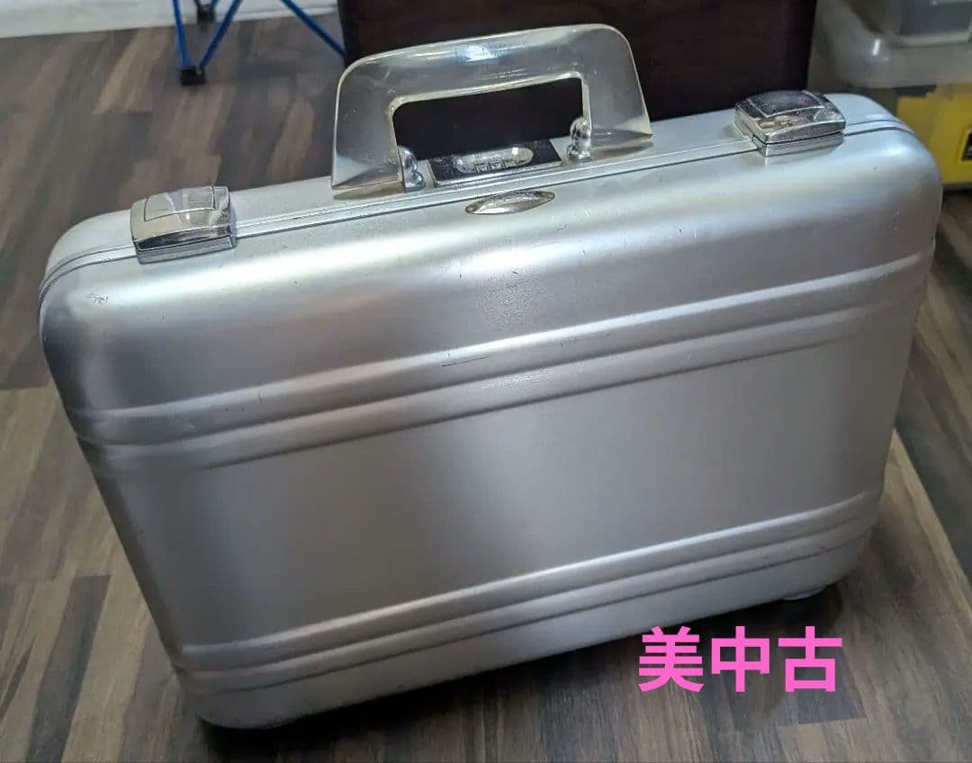 ゼロハリバートン、クリアアクリルのグリップ