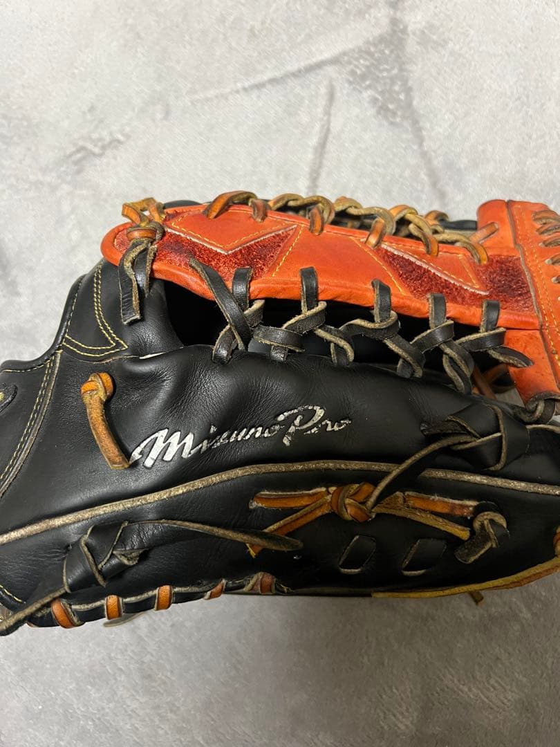 Mizuno Pro 硬式外野手用グローブ 黒/オレンジ 右手用