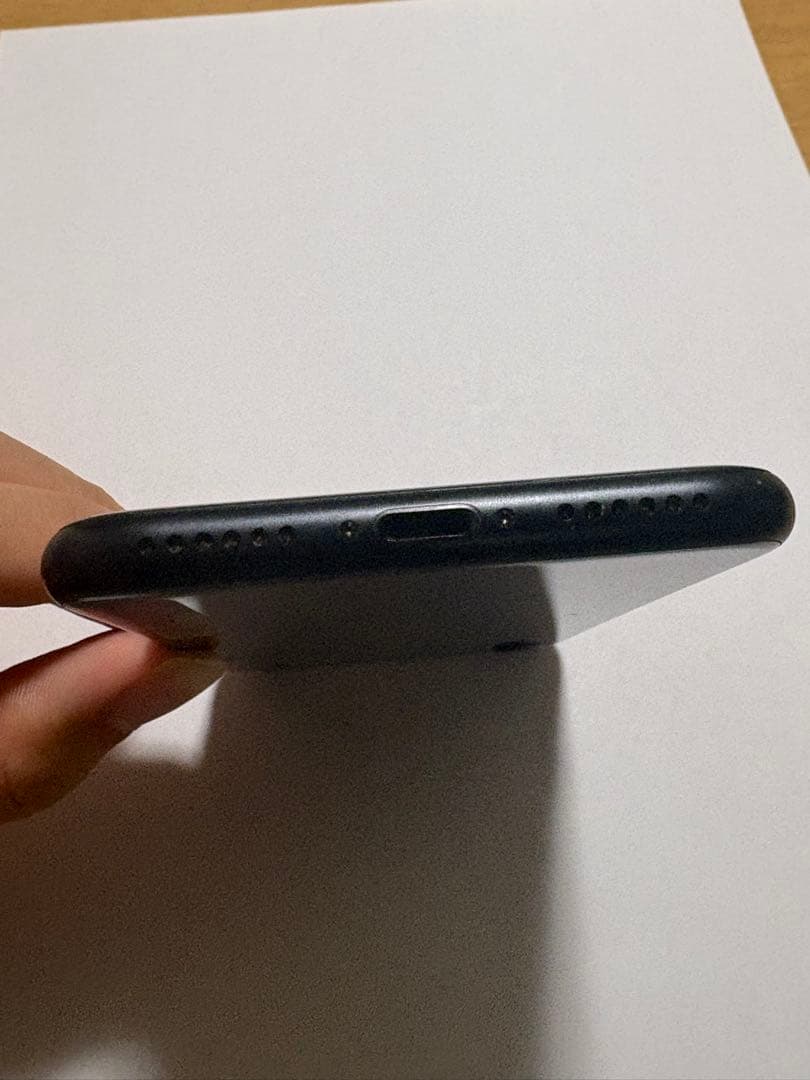 【美品】iPhoneSE（第二世代）ブラック 64GB SIMフリー