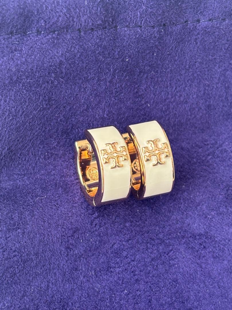 トリーバーチ　フープピアス　ホワイト　ゴールド　Tモノグラム