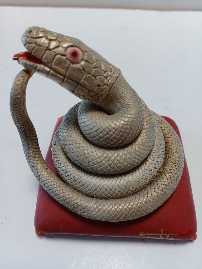 朝隈俊男さん　巳　蛇　サイン入り　高さ７センチ