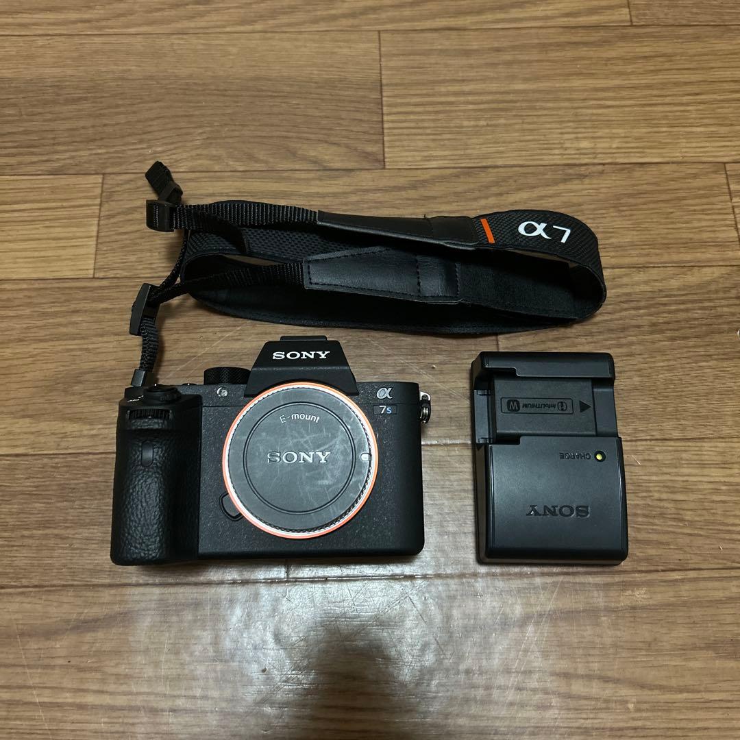 ほぼ新品　SONY α7SⅡ ミラーレスカメラ 本体とバッテリー　ストラップ
