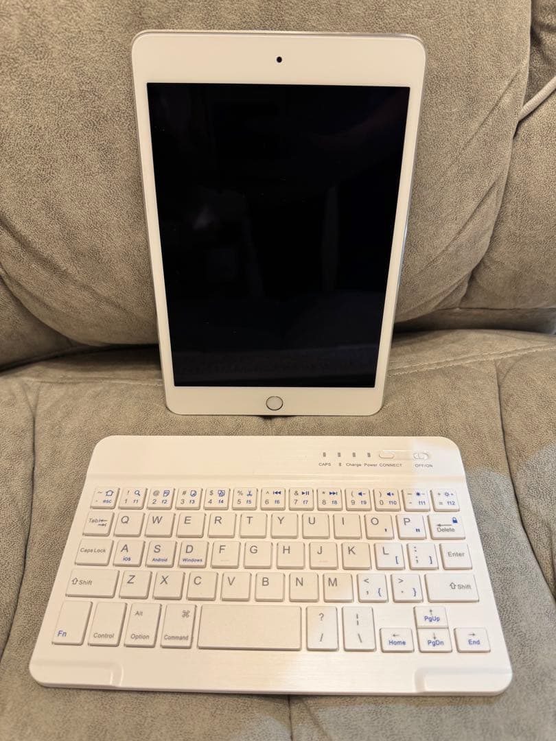 iPad mini 4世代 128GB Wi-Fi シルバー キーボード付