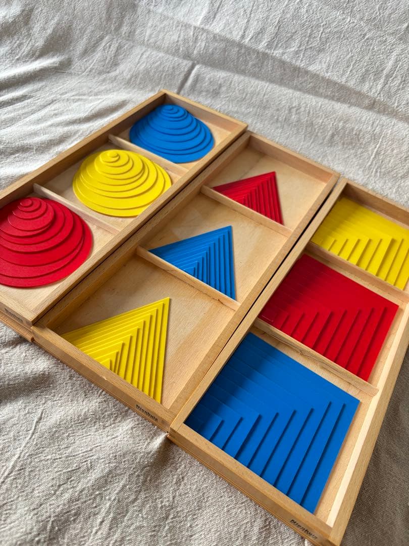 モンテッソーリ教具【Neinhuis】感覚教具　円形四角三角板