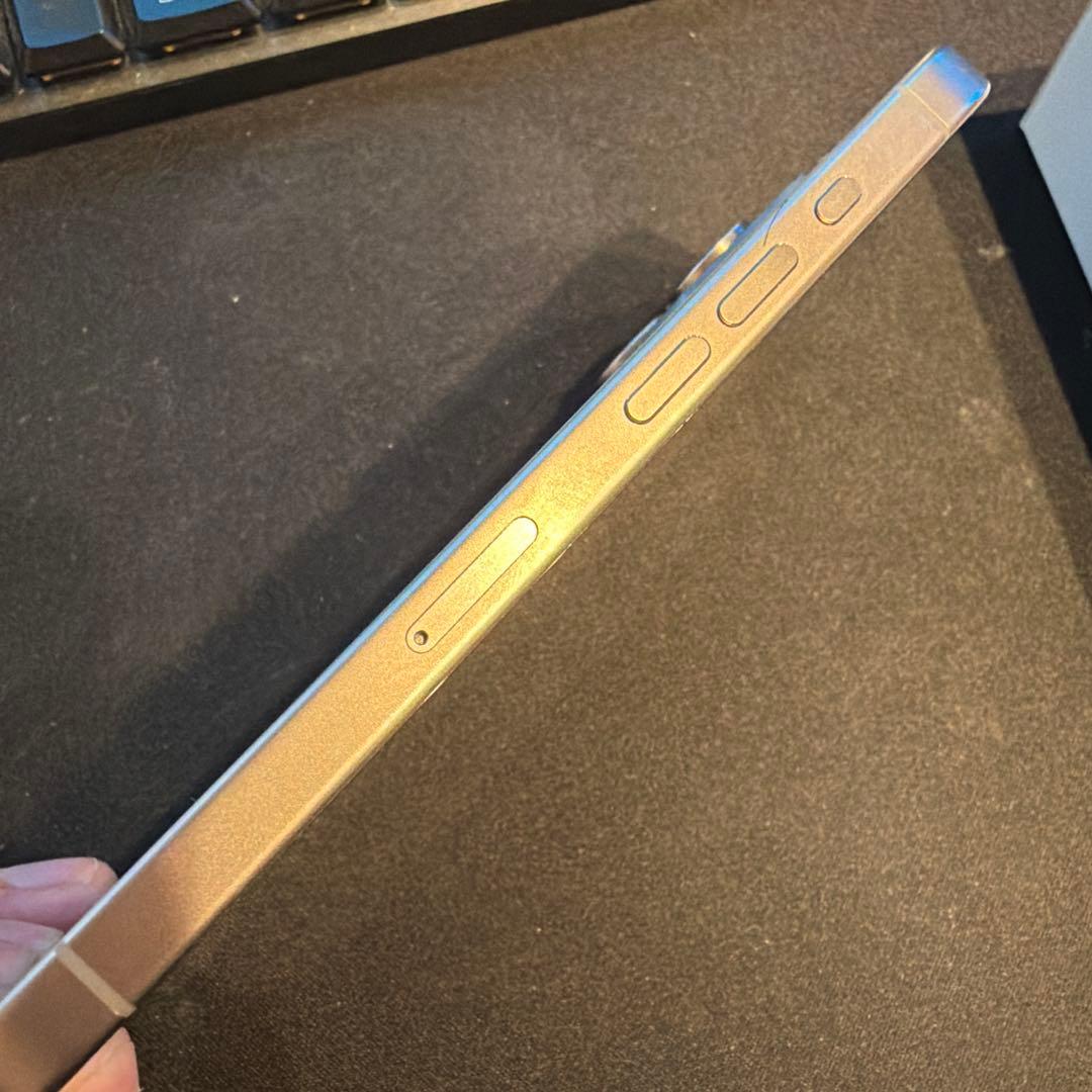 【美品】iPhone 15 pro 256GB ナチュラルチタニウム